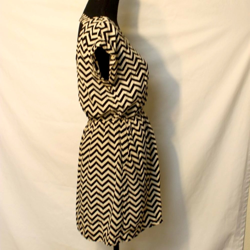 Candies Black & Ivory Chevron T-Shirt Dress Woman Size Medium Short Sleeve Open - Picture 5 of 10